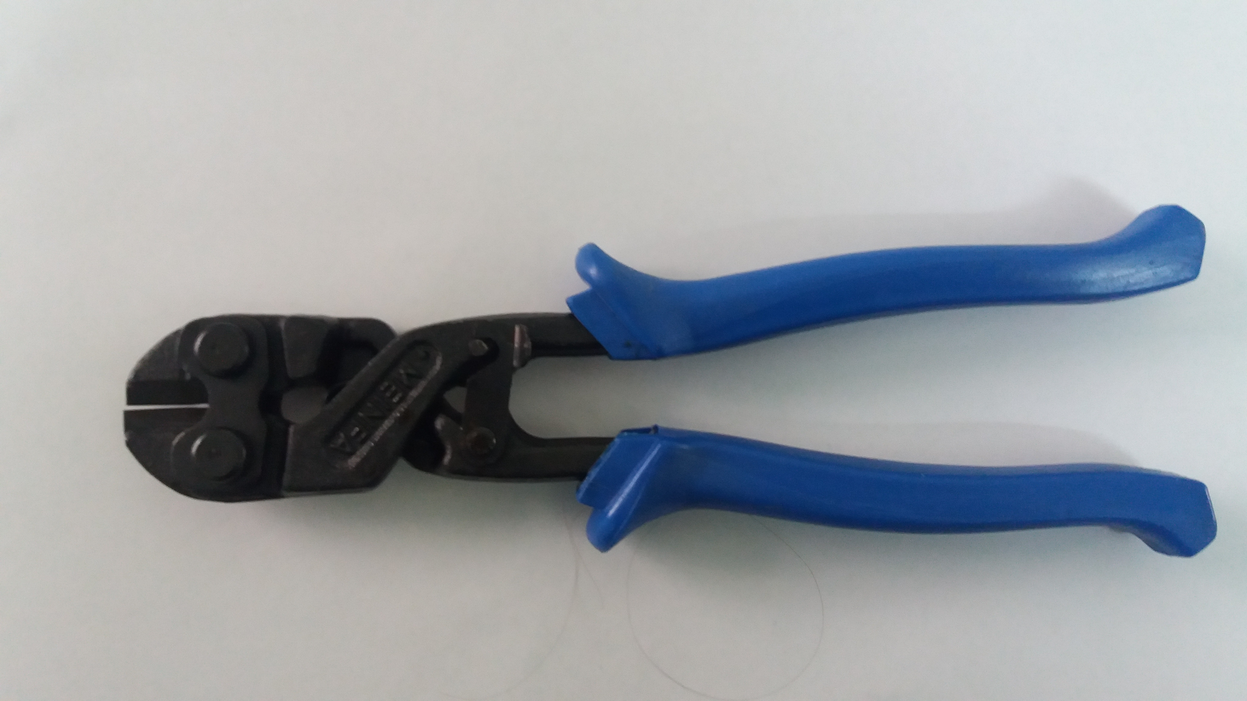 Steel cutting pliers have a lock 8"